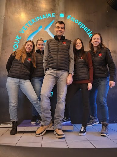 L'équipe de Lingostière Faune Sauvage à Nice : Dr Nicolas MARTINEZ vétérinaire, Dr Marjorie MARIO vétérinaire, et l'équipe d'assistantes